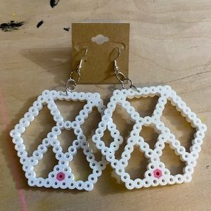 Hexa-maze earrings in white and pink